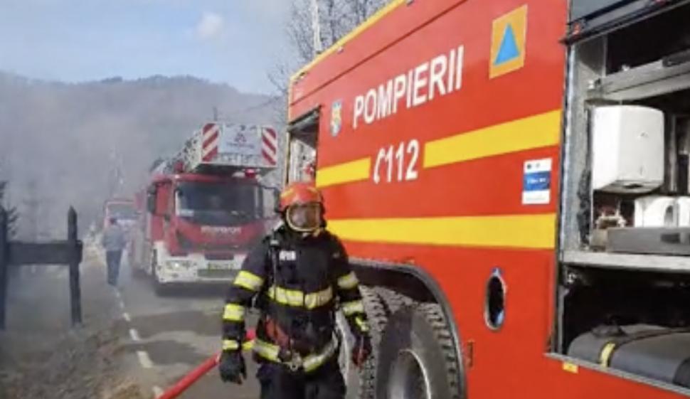 Incendiu puternic, la o pensiune din Suceava închisă în decembrie de inspectorii ISU. Pompierii au intervenit cu nouă autospeciale 885845