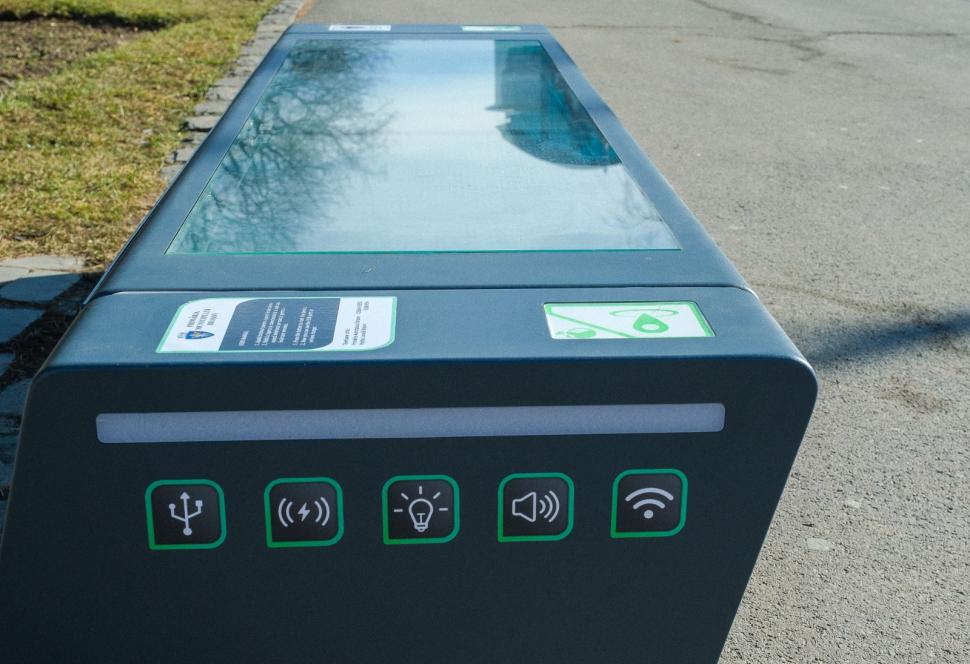 Cum arată băncile inteligente de 7.000 euro bucata din Centrul Brașovului. Turiștii și localnicii au internet gratuit și își pot încărca telefonul mobil 886140