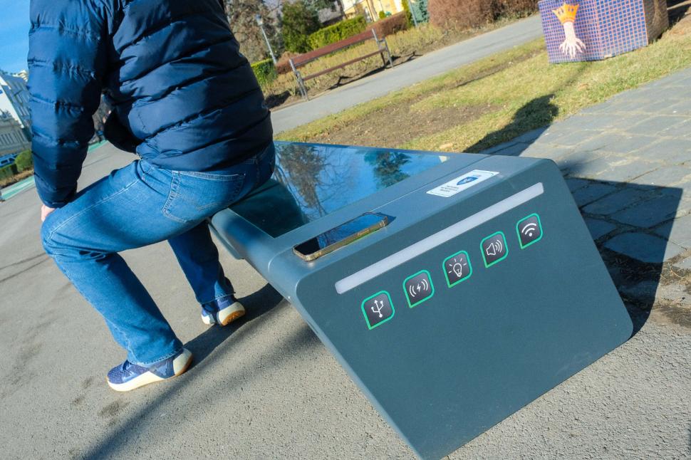 Cum arată băncile inteligente de 7.000 euro bucata din Centrul Brașovului. Turiștii și localnicii au internet gratuit și își pot încărca telefonul mobil 886141