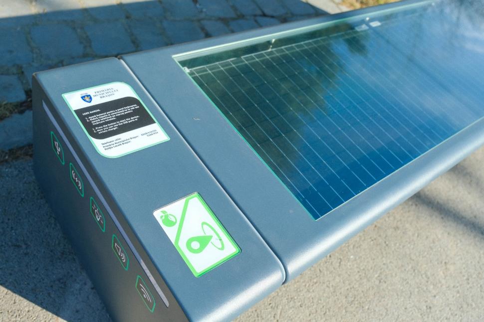 Cum arată băncile inteligente de 7.000 euro bucata din Centrul Brașovului. Turiștii și localnicii au internet gratuit și își pot încărca telefonul mobil 886142