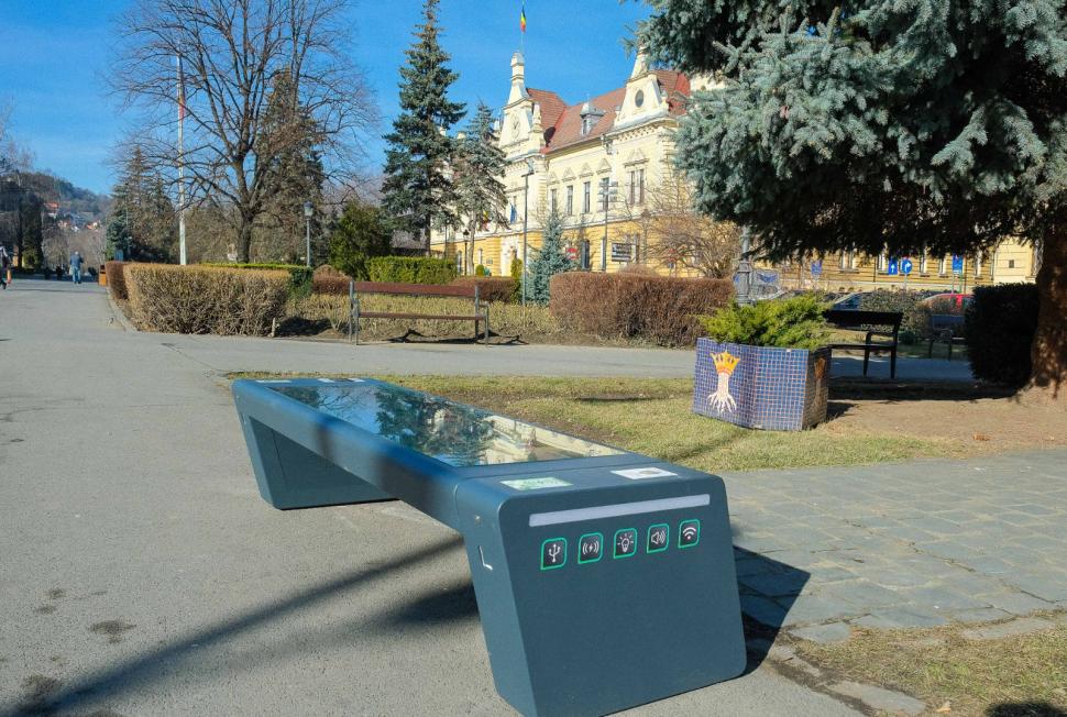 Cum arată băncile inteligente de 7.000 euro bucata din Centrul Brașovului. Turiștii și localnicii au internet gratuit și își pot încărca telefonul mobil 886143
