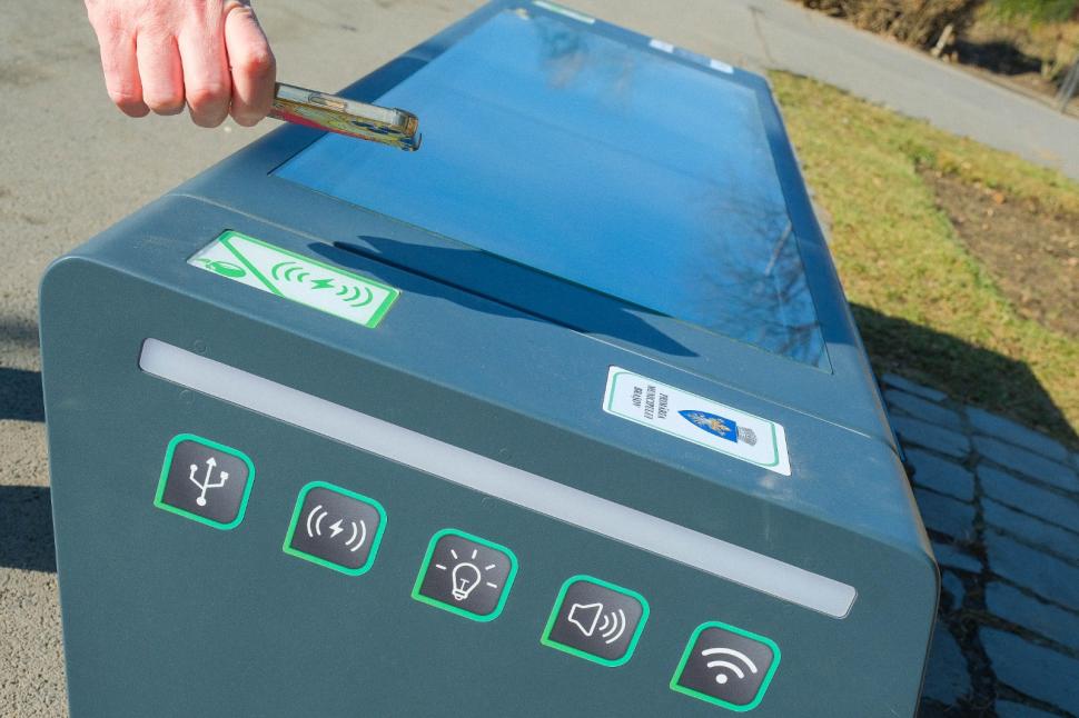 Cum arată băncile inteligente de 7.000 euro bucata din Centrul Brașovului. Turiștii și localnicii au internet gratuit și își pot încărca telefonul mobil 886144