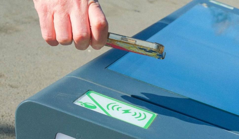 Cum arată băncile inteligente de 7.000 euro bucata din Centrul Brașovului. Turiștii și localnicii au internet gratuit și își pot încărca telefonul mobil 886146