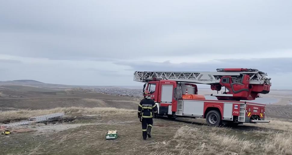 "A rezistat eroic". Un câine căzut într-o groapă de 30 de metri a fost salvat după trei zile de pompierii din Tulcea 886130