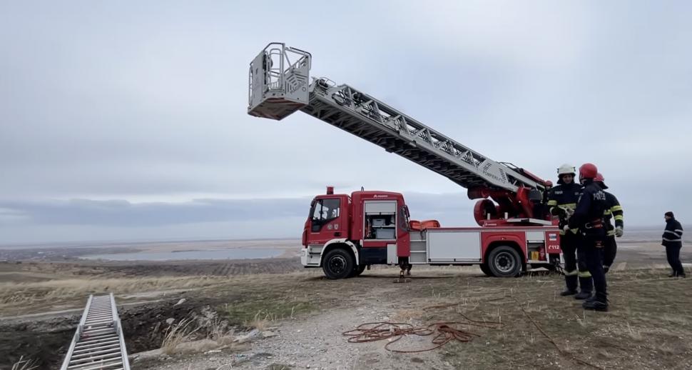 "A rezistat eroic". Un câine căzut într-o groapă de 30 de metri a fost salvat după trei zile de pompierii din Tulcea 886131