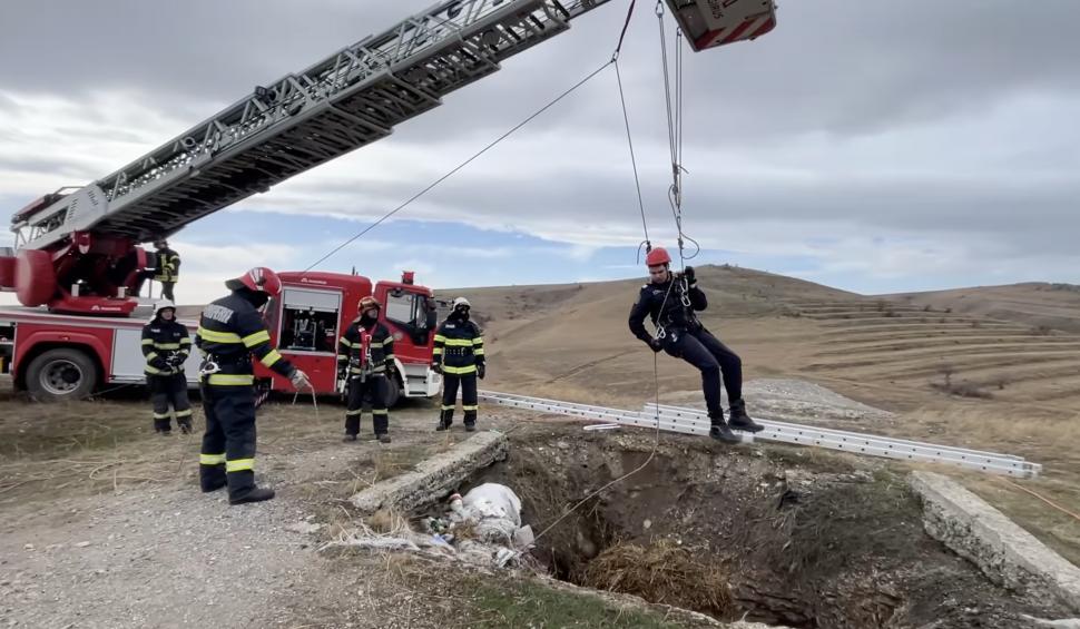 "A rezistat eroic". Un câine căzut într-o groapă de 30 de metri a fost salvat după trei zile de pompierii din Tulcea 886132
