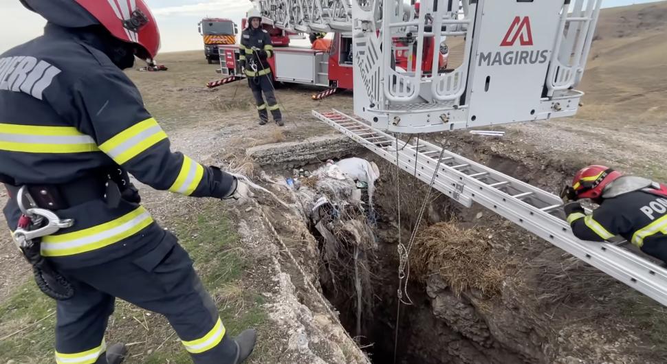 "A rezistat eroic". Un câine căzut într-o groapă de 30 de metri a fost salvat după trei zile de pompierii din Tulcea 886133