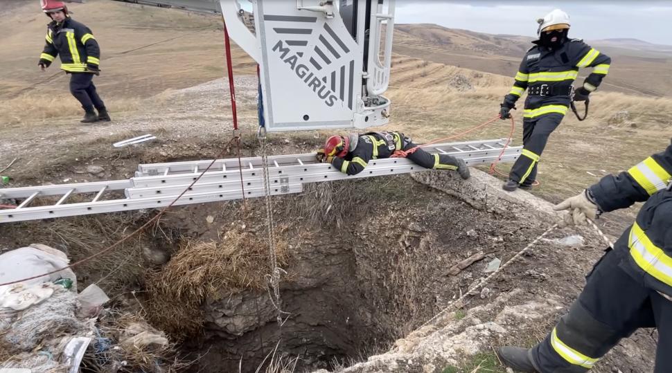 "A rezistat eroic". Un câine căzut într-o groapă de 30 de metri a fost salvat după trei zile de pompierii din Tulcea 886134