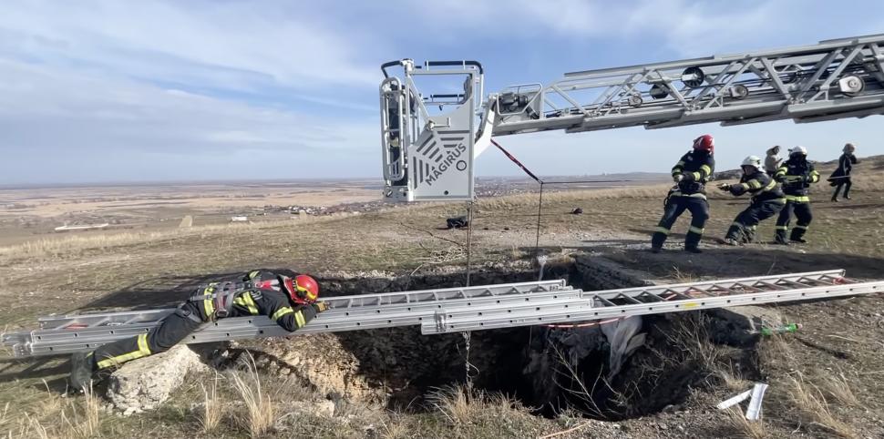 "A rezistat eroic". Un câine căzut într-o groapă de 30 de metri a fost salvat după trei zile de pompierii din Tulcea 886136