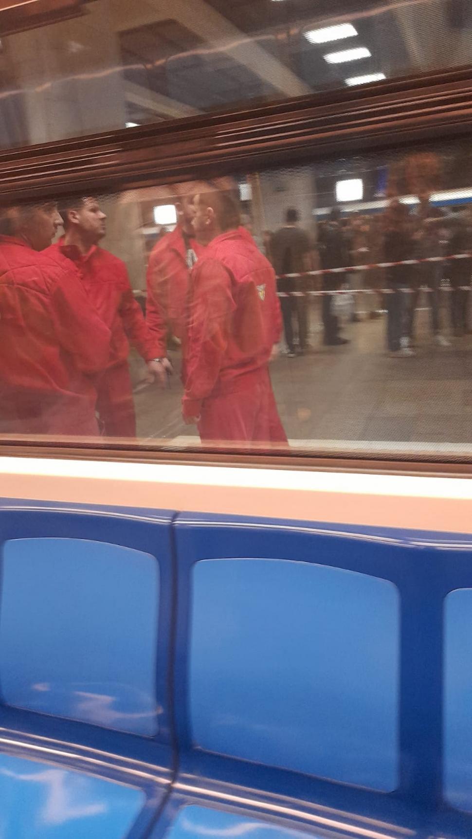 Circulație blocată la metrou în București, după ce o persoană a murit pe șinele de tren, la stația Unirii 886029
