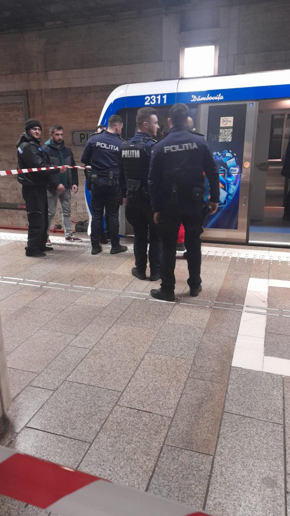 Circulație blocată la metrou în București, după ce o persoană a murit pe șinele de tren, la stația Unirii 886030