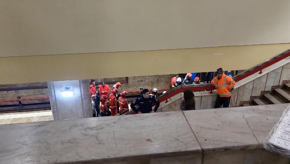 Circulație blocată la metrou în București, după ce o persoană a murit pe șinele de tren, la stația Unirii 886043