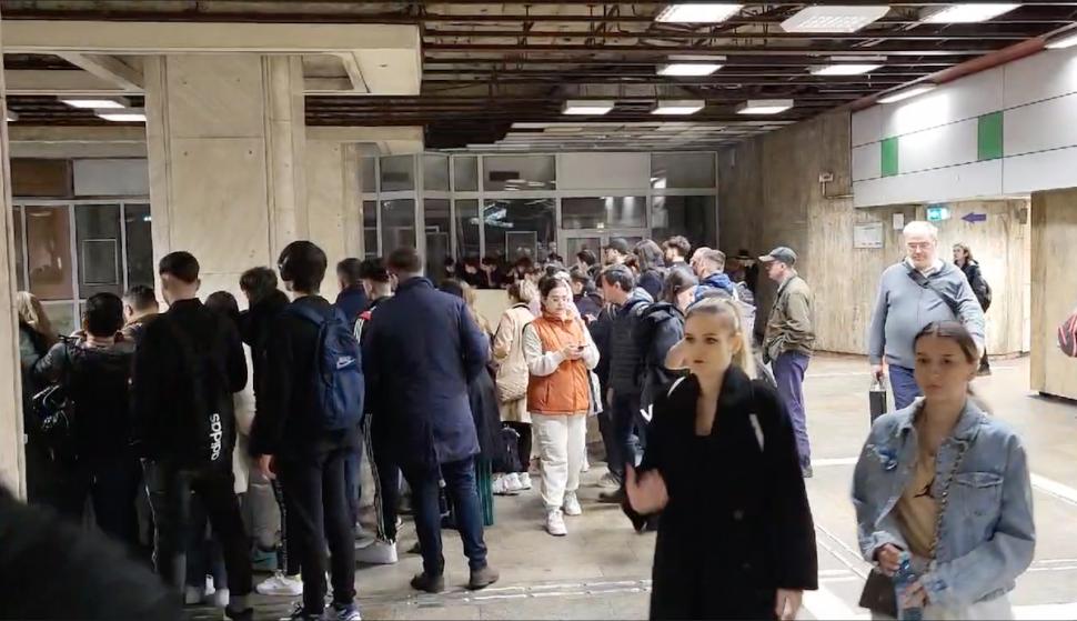 Circulație blocată la metrou în București, după ce o persoană a murit pe șinele de tren, la stația Unirii 886047