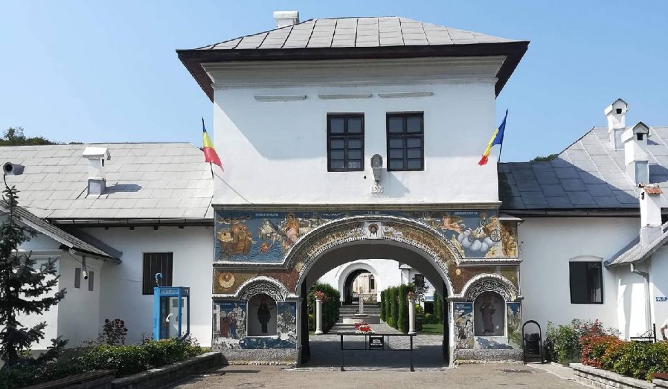 Mănăstire din Vâlcea, prădată de hoți. Aceștia au furat banii din cutia milei