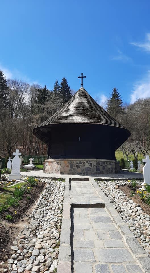 Mănăstire din Vâlcea, prădată de hoți. Aceștia au furat banii din cutia milei 886160