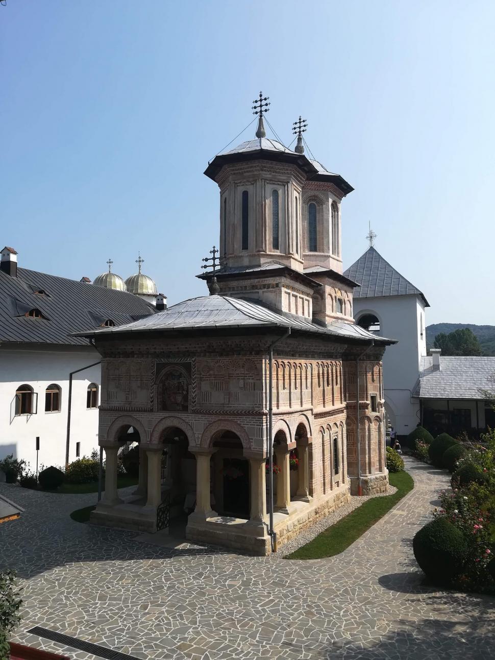 Mănăstire din Vâlcea, prădată de hoți. Aceștia au furat banii din cutia milei 886161