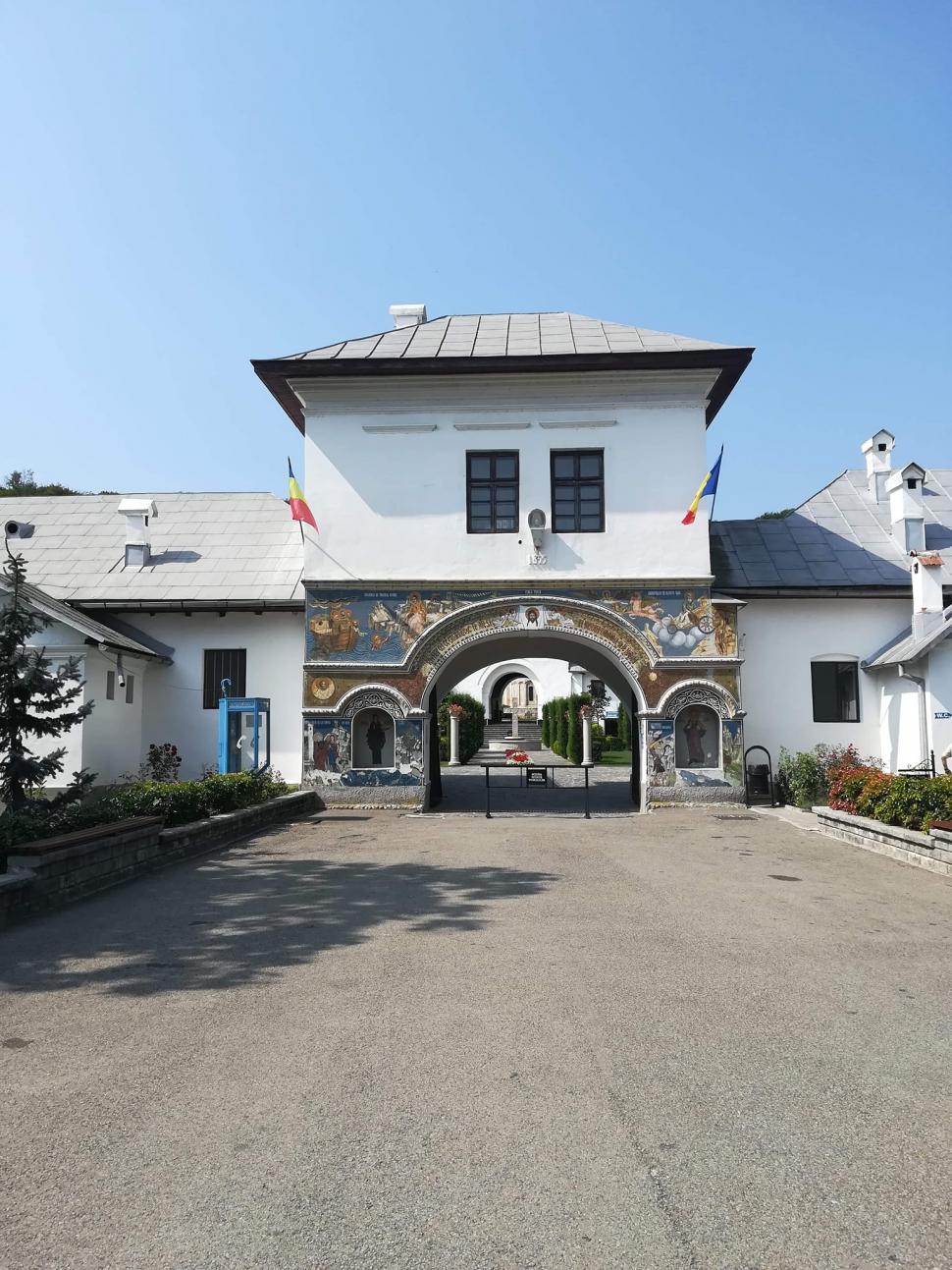 Mănăstire din Vâlcea, prădată de hoți. Aceștia au furat banii din cutia milei 886162