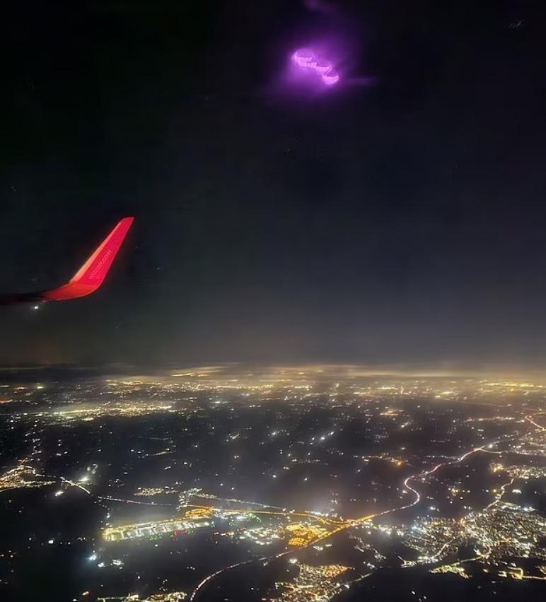 Extratereștrilor le place Barbie! OZN-ul roz, filmat de o stewardesă româncă deasupra Poloniei: ”Nu am văzut niciodată așa ceva!” 886150