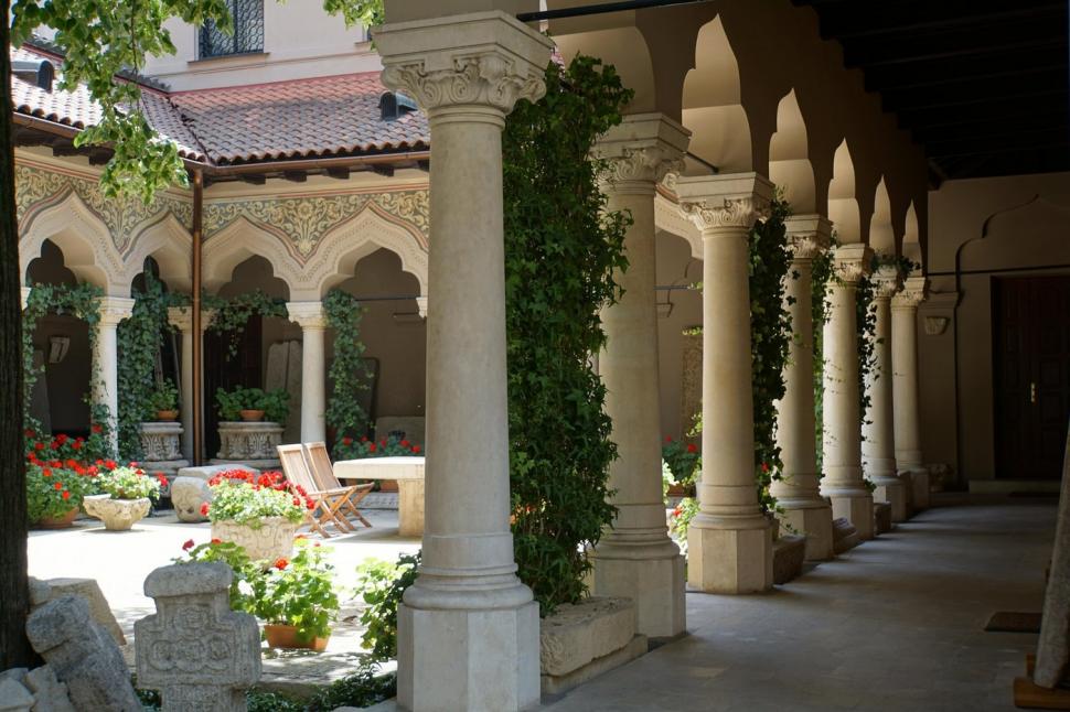 Povestea mai puțin cunoscută a Bisericii Stavropoleos, mica bijuterie aflată în inima Bucureștiului 885988