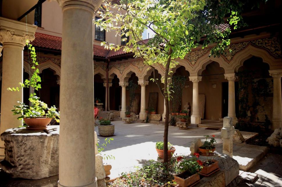 Povestea mai puțin cunoscută a Bisericii Stavropoleos, mica bijuterie aflată în inima Bucureștiului 885990