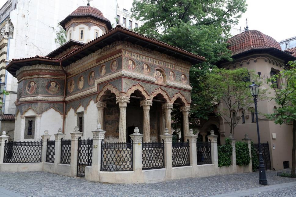 Povestea mai puțin cunoscută a Bisericii Stavropoleos, mica bijuterie aflată în inima Bucureștiului 885991
