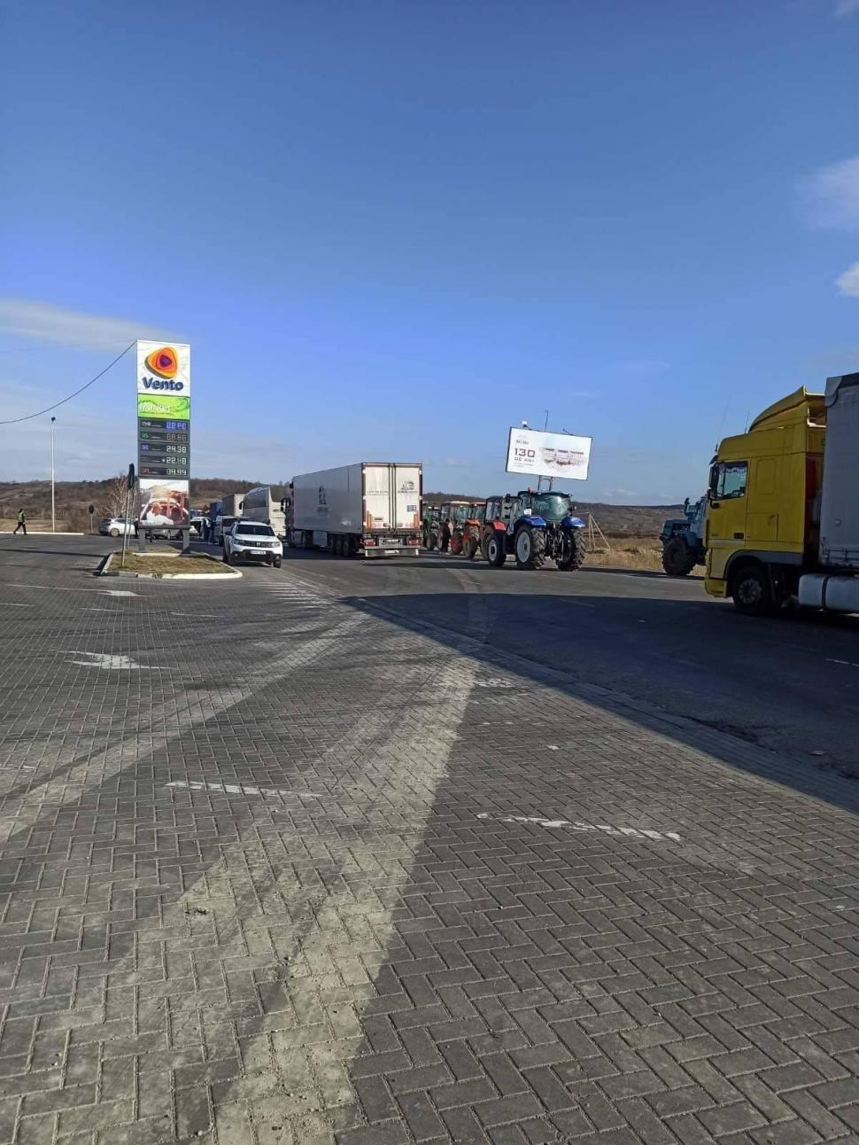 Fermierii din Republica Moldova blochează drumul spre Vama Leușeni 886111