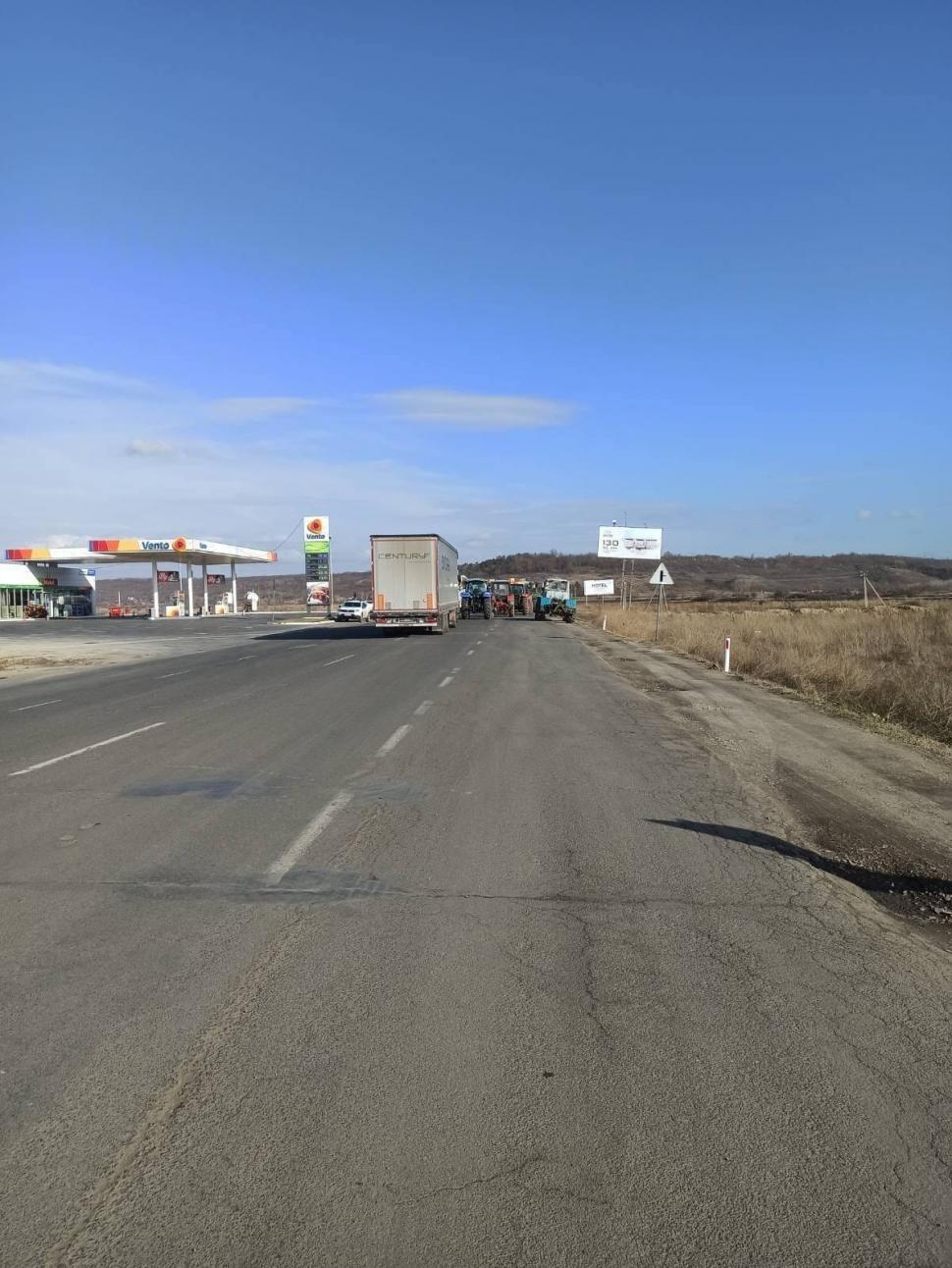 Fermierii din Republica Moldova blochează drumul spre Vama Leușeni 886112