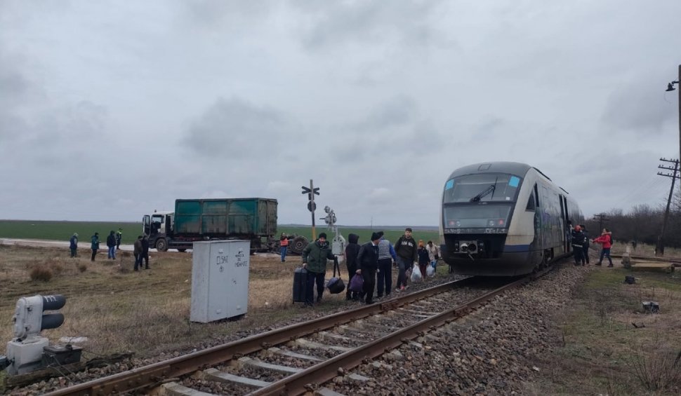 Accident feroviar în Bălteni, județul Olt: Un tren de călători a lovit remorca plină cu gunoi a unui camion