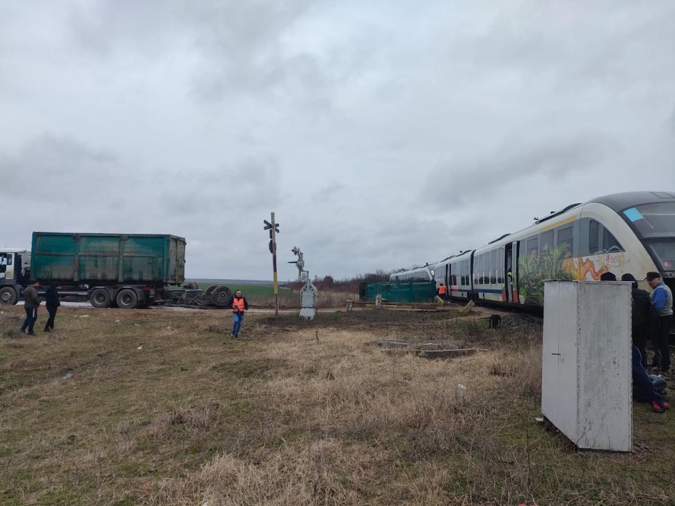 Accident feroviar în Bălteni, județul Olt: Un tren de călători a lovit remorca plină cu gunoi a unui camion 886292