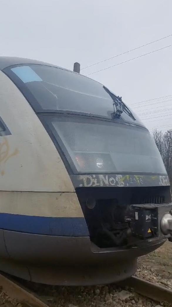 Accident feroviar în Bălteni, județul Olt: Un tren de călători a lovit remorca plină cu gunoi a unui camion 886293