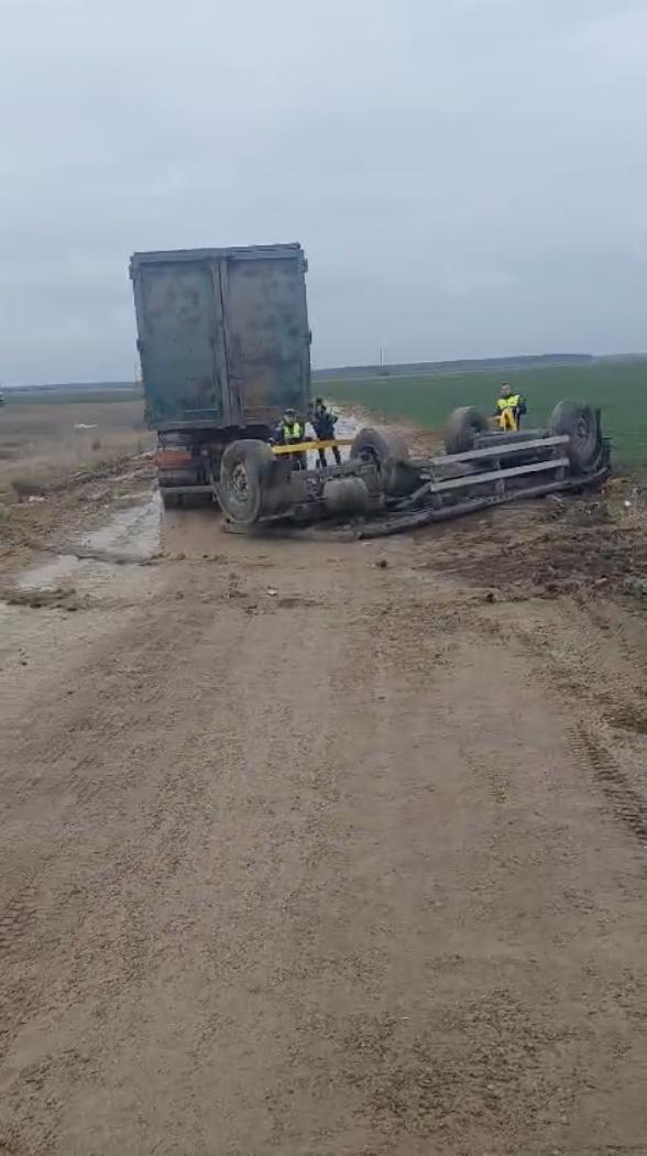 Accident feroviar în Bălteni, județul Olt: Un tren de călători a lovit remorca plină cu gunoi a unui camion 886294