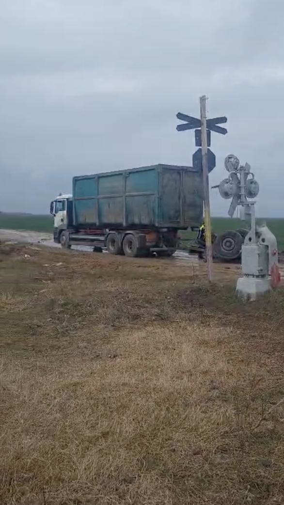 Accident feroviar în Bălteni, județul Olt: Un tren de călători a lovit remorca plină cu gunoi a unui camion 886296