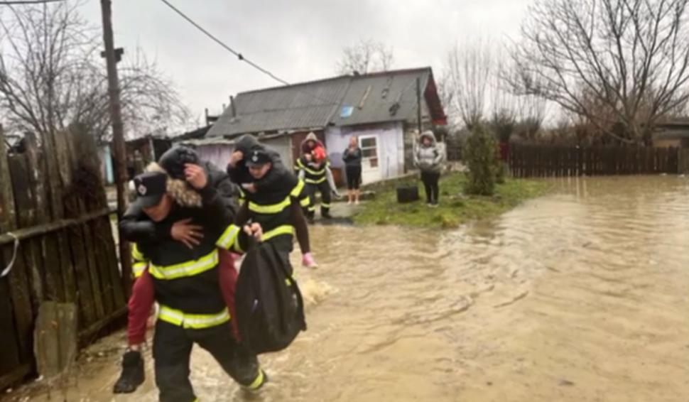 Apele au făcut prăpăd în mai multe județe din țară și au blocat autostrada A1. Pompierii i-au scos pe sinistrați în cârcă, la Hunedoara 886327