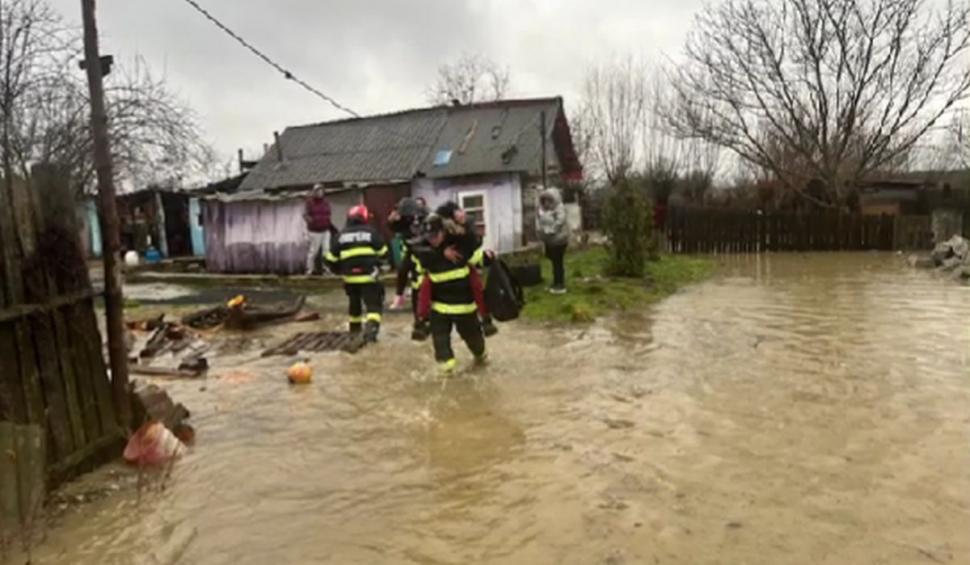 Apele au făcut prăpăd în mai multe județe din țară și au blocat autostrada A1. Pompierii i-au scos pe sinistrați în cârcă, la Hunedoara 886328