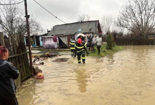 Apele au făcut prăpăd în mai multe județe din țară și au blocat autostrada A1. Pompierii i-au scos pe sinistrați în cârcă, la Hunedoara 886329