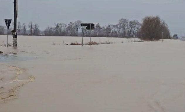 Apele au făcut prăpăd în mai multe județe din țară și au blocat autostrada A1. Pompierii i-au scos pe sinistrați în cârcă, la Hunedoara 886330