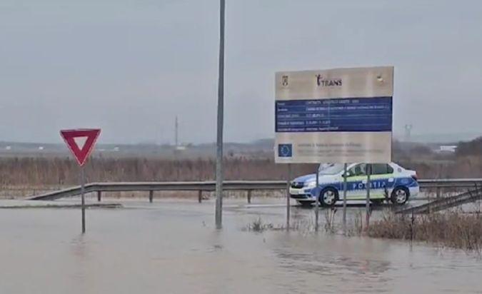 Apele au făcut prăpăd în mai multe județe din țară și au blocat autostrada A1. Pompierii i-au scos pe sinistrați în cârcă, la Hunedoara 886331