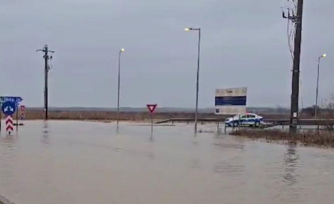 Apele au făcut prăpăd în mai multe județe din țară și au blocat autostrada A1. Pompierii i-au scos pe sinistrați în cârcă, la Hunedoara 886332