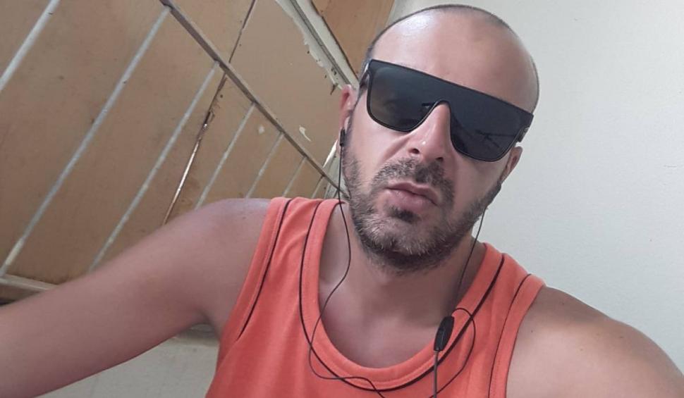 El este bărbatul din Galați care și-a înjunghiat părinții, iar apoi a atacat un polițist. Individul ar fi fost drogat 886389