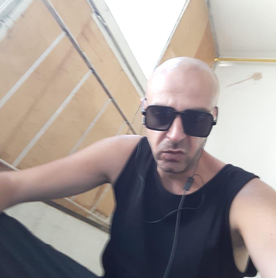 El este bărbatul din Galați care și-a înjunghiat părinții, iar apoi a atacat un polițist. Individul ar fi fost drogat 886390