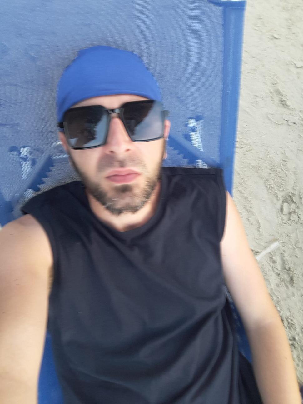 El este bărbatul din Galați care și-a înjunghiat părinții, iar apoi a atacat un polițist. Individul ar fi fost drogat 886391