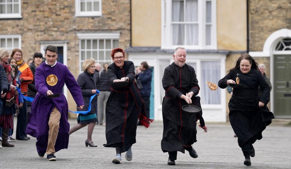 Prima cursă de clătite organizată în Catedrala din Canterbury | Participanții au aruncat clătitele în aer până la linia de sosire  886387
