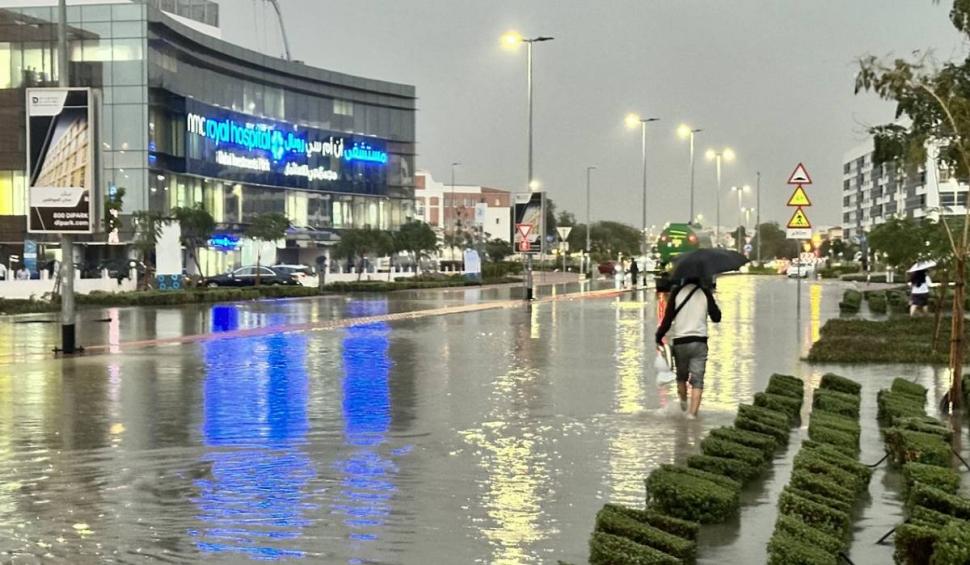 Fenomen rar în Dubai: Inundații de proporții | Mașinile au rămas blocate în mijlocul apelor 886214
