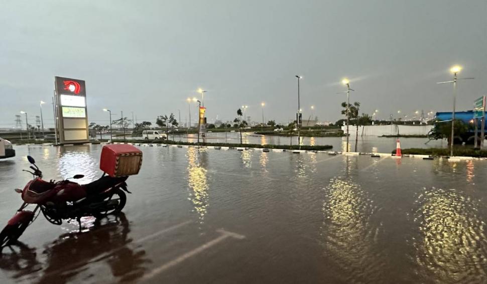 Fenomen rar în Dubai: Inundații de proporții | Mașinile au rămas blocate în mijlocul apelor 886215