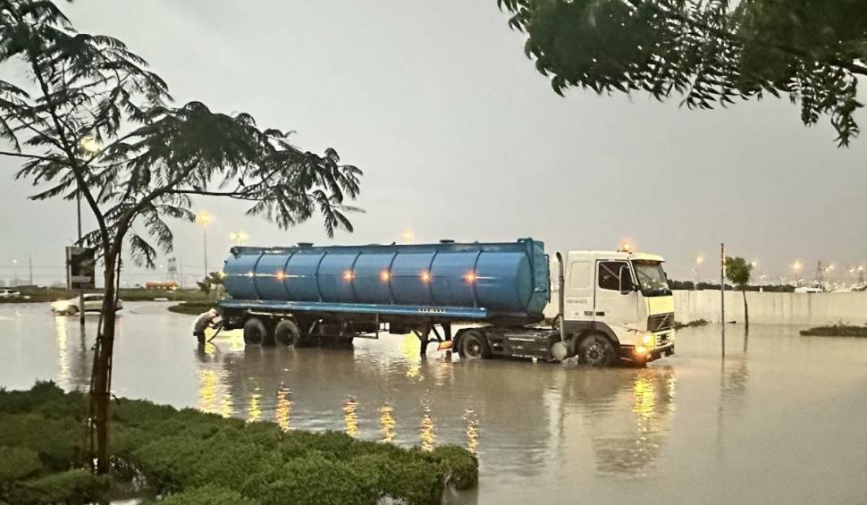 Fenomen rar în Dubai: Inundații de proporții | Mașinile au rămas blocate în mijlocul apelor 886216
