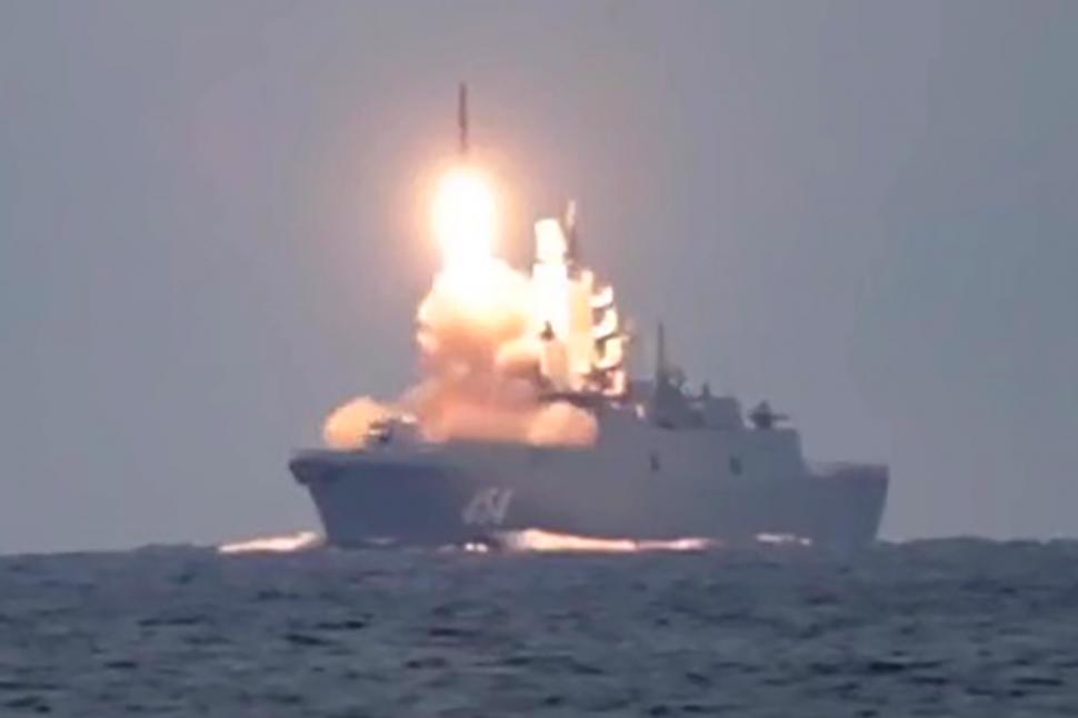 Zircon, racheta hipersonică cu care rușii au lovit Kievul, poate duce la țintă o încărcătură nucleară de peste 10 ori mai puternică decât bomba de la Hiroșima | Doar 12 secunde să te aperi, dacă ești pe mare 886310