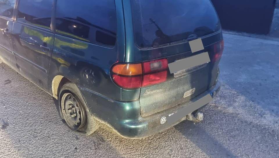 Șofer beat, oprit de poliție fără un foc de armă, cu ajutorul dispozitivului special, la Suceava. A demarat în trombă după un scandal în familie, dar n-a ajuns prea departe 886498