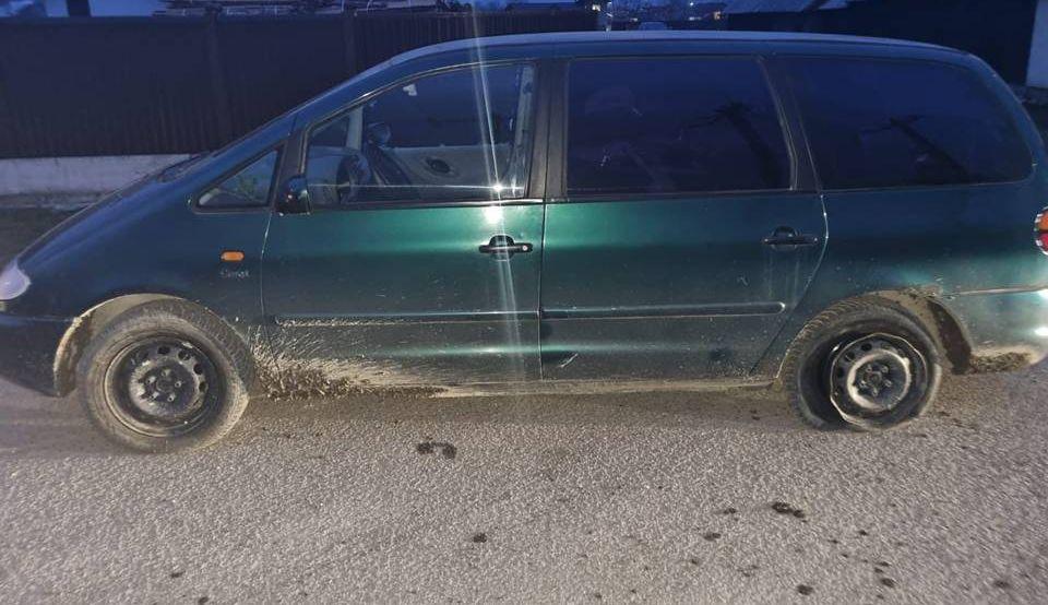 Șofer beat, oprit de poliție fără un foc de armă, cu ajutorul dispozitivului special, la Suceava. A demarat în trombă după un scandal în familie, dar n-a ajuns prea departe 886500