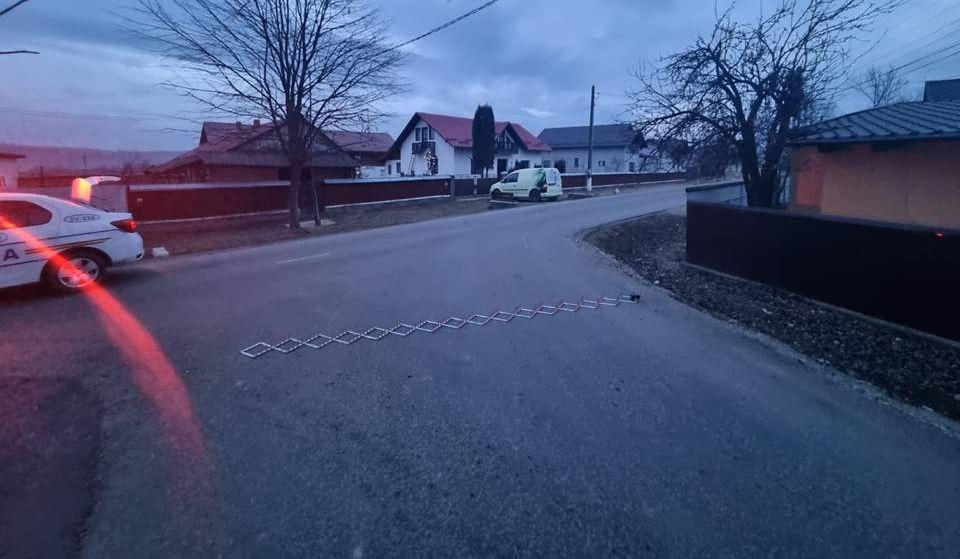 Șofer beat, oprit de poliție fără un foc de armă, cu ajutorul dispozitivului special, la Suceava. A demarat în trombă după un scandal în familie, dar n-a ajuns prea departe 886502