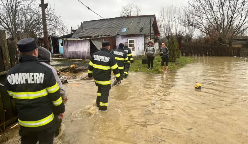 Mai mulți bărbați s-au lăsat "salvați" de apa până la gleznă, urcându-se în spatele pompierilor, în Hunedoara 886456